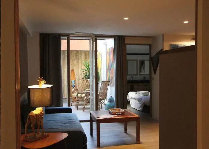 Jolie Avec Veranda Proche De La Place Des Lices Apartment